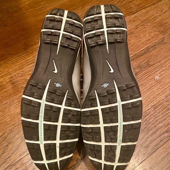 Nike Air women’s ( soft spike) size 8 golf shoes with free carrying bag - Picture 3 of 7